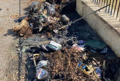 Οι καμμένοι κάδοι και τα «αποκαΐδια» της κοινωνική μας ευθύνης