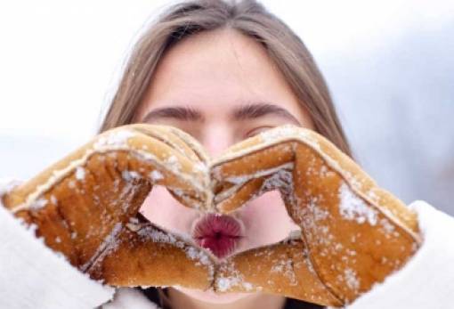 Σκασμένα χείλη: 4 πολύτιμα tips που πρέπει να ξέρεις για να τα φροντίσεις