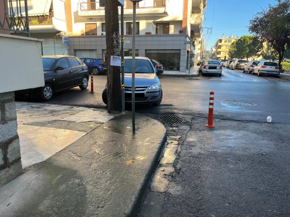 &laquo;&Pi;&alpha;&rho;&alpha;&mu;ά&zeta;&omega;&mu;&alpha;&raquo; &tau;&alpha; &kappa;&omicron;&lambda;&omega;&nu;ά&kappa;&iota;&alpha;