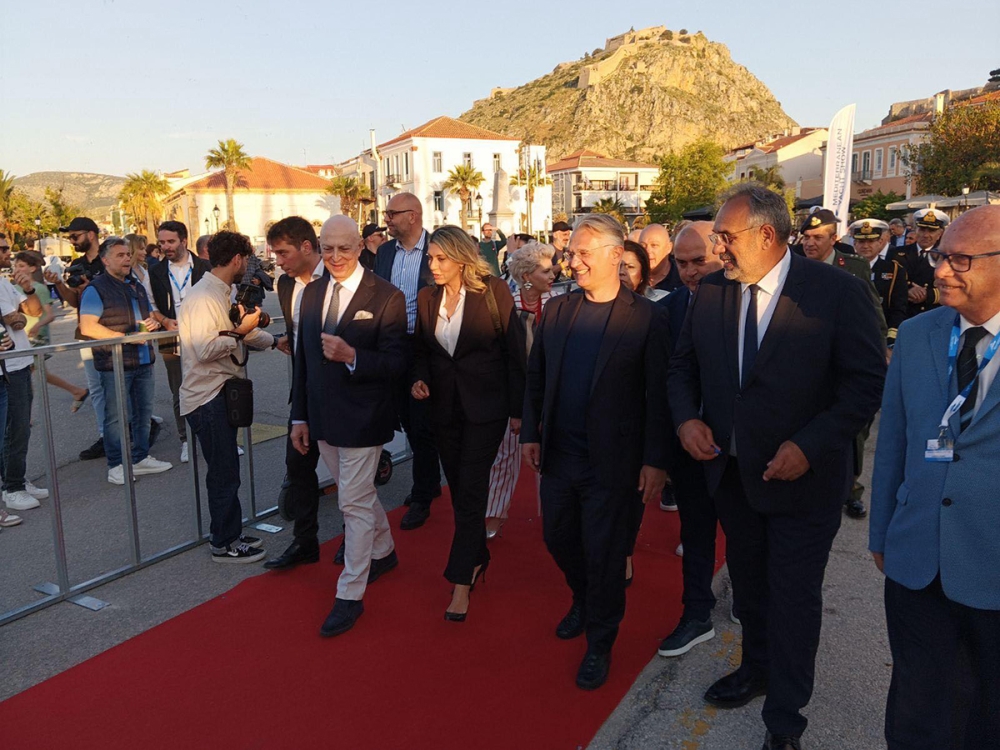 &Sigma;&tau;&omicron; &Nu;&alpha;ύ&pi;&lambda;&iota;&omicron; &chi;&tau;ύ&pi;&eta;&sigma;&epsilon; &eta; &kappa;&alpha;&rho;&delta;&iota;ά &tau;&omicron;&upsilon; &pi;&alpha;&gamma;&kappa;ό&sigma;&mu;&iota;&omicron;&upsilon; &gamma;&iota;ώ&tau;&iota;&nu;&gamma;&kappa;