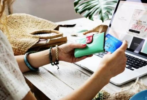 Φόβος για απάτες μέσω AI στα e-ψώνια