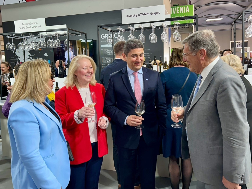 &Eta; &Epsilon;&lambda;&lambda;ά&delta;&alpha; &tau;&iota;&mu;ώ&mu;&epsilon;&nu;&eta; &chi;ώ&rho;&alpha; &tau;&eta;&sigmaf; &delta;&iota;&epsilon;&theta;&nu;&omicron;ύ&sigmaf; έ&kappa;&theta;&epsilon;&sigma;&eta;&sigmaf; &omicron;ί&nu;&omega;&nu; &kappa;&alpha;&iota; &pi;&omicron;&tau;ώ&nu;