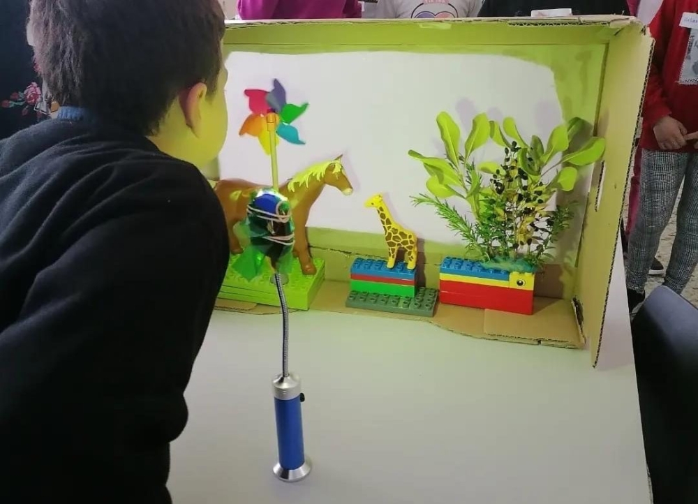 &Pi;&alpha;ί&zeta;&omicron;&nu;&tau;&alpha;&sigmaf; &mu;&epsilon; &tau;&omicron; &phi;&omega;&sigmaf; &sigma;&tau;&eta; &Beta;&alpha;&mu;&beta;&alpha;&kappa;&omicron;ύ