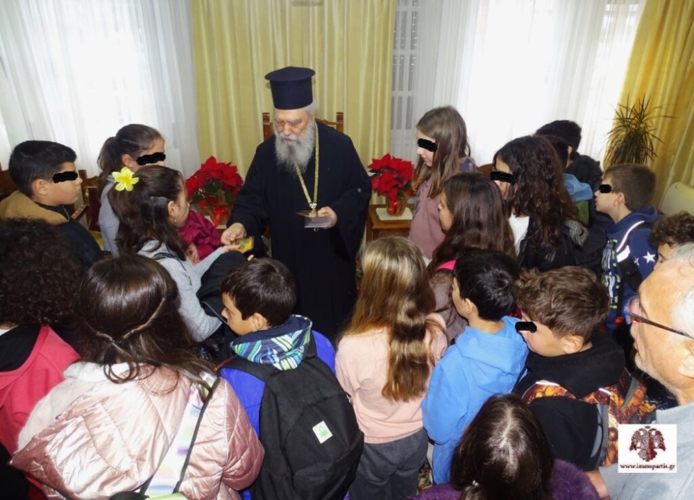 &Sigma;&tau;&eta; &Mu;&eta;&tau;&rho;ό&pi;&omicron;&lambda;&eta; &kappa;&alpha;&iota; &tau;&omicron; &Epsilon;&pi;&iota;&sigma;&kappa;&omicron;&pi;&epsilon;ί&omicron; &Sigma;&pi;ά&rho;&tau;&eta;&sigmaf;  &mu;&alpha;&theta;&eta;&tau;έ&sigmaf; &tau;&omicron;&upsilon; 1&omicron;&upsilon; &Delta;&eta;&mu;&omicron;&tau;&iota;&kappa;&omicron;ύ &Sigma;&chi;&omicron;&lambda;&epsilon;ί&omicron;&upsilon; &Sigma;&pi;ά&rho;&tau;&eta;&sigmaf;