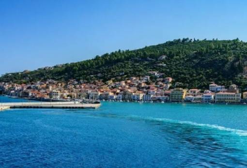 «Βουτιά» ΙΧ στη θάλασσα στο λιμάνι Γυθείου