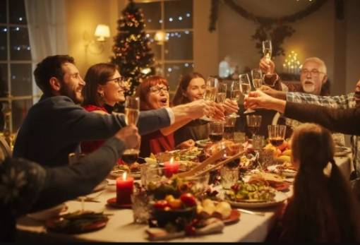 Πόσο παχαίνουμε πραγματικά στις γιορτές;