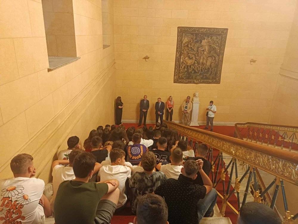 &Sigma;&tau;&eta; &Beta;&omicron;&upsilon;&lambda;ή &tau;&omega;&nu; &Epsilon;&lambda;&lambda;ή&nu;&omega;&nu; &tau;&omicron; &Gamma;&upsilon;&mu;&nu;ά&sigma;&iota;&omicron; &Beta;&lambda;&alpha;&chi;&iota;ώ&tau;&eta;