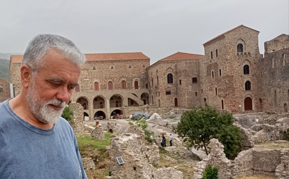 &laquo;&Eta; &Mu;ά&nu;&eta; &kappa;&epsilon;ί&tau;&alpha;&iota; &mu;&alpha;&kappa;&rho;ά&nu;&raquo;;