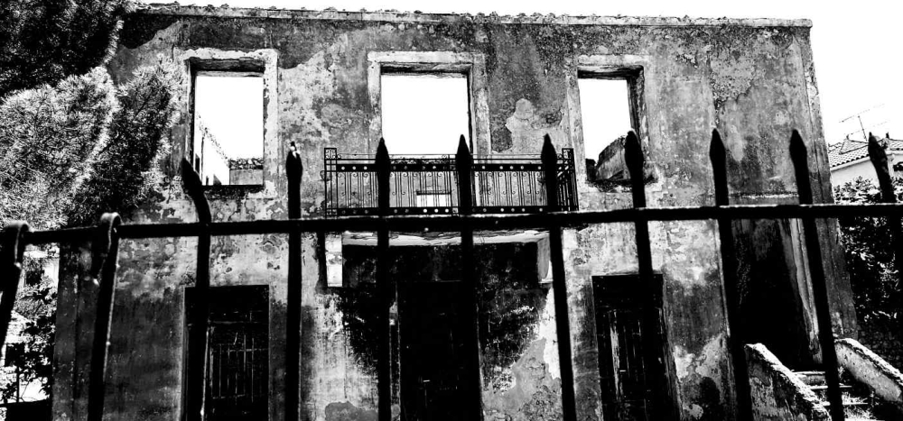 &Sigma;&tau;&alpha; &pi;&upsilon;&rho;ά &tau;&eta;&sigmaf; &epsilon;&kappa;&delta;ί&kappa;&eta;&sigma;&eta;&sigmaf;: &Mu;&iota;&alpha; &Lambda;&alpha;&kappa;&omega;&nu;ί&alpha; &pi;&omicron;&upsilon; &delta;&epsilon; &lambda;&eta;&sigma;&mu;&omicron;&nu;&epsilon;ί