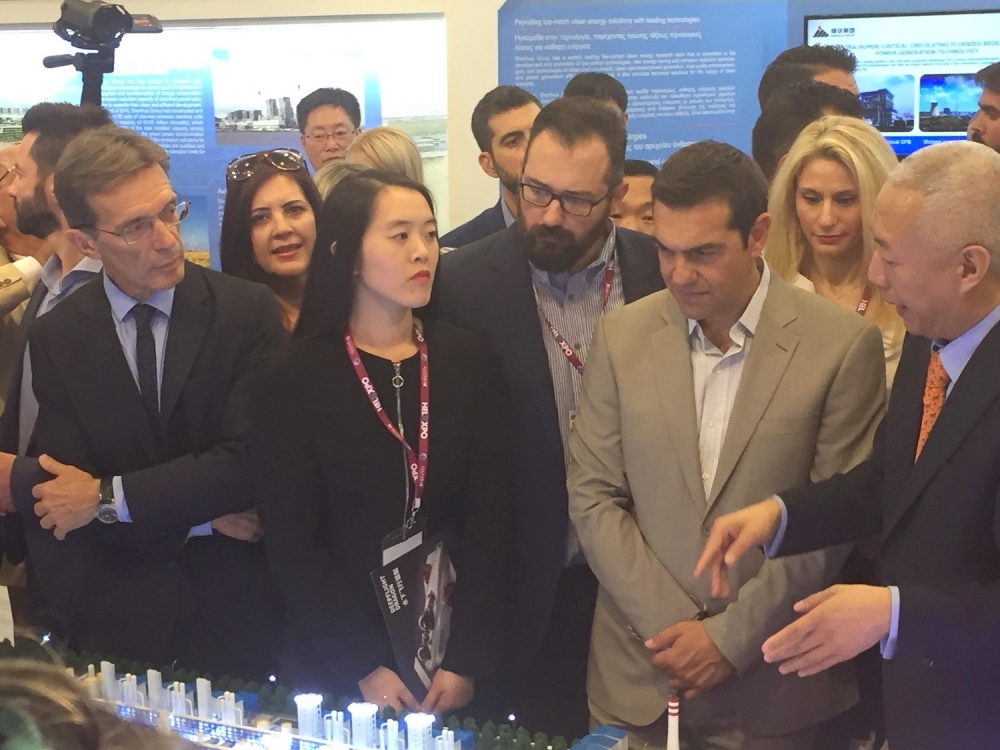 &Delta;&upsilon;&nu;&alpha;&mu;&iota;&kappa;ή &pi;&alpha;&rho;&omicron;&upsilon;&sigma;ί&alpha; &kappa;&alpha;&iota; &laquo;&delta;&iota;&kappa;&tau;ύ&omega;&sigma;&eta;&raquo; &tau;&eta;&sigmaf; &Pi;&epsilon;&lambda;&omicron;&pi;&omicron;&nu;&nu;ή&sigma;&omicron;&upsilon; &sigma;&tau;&eta;&nu; 82&eta; &Delta;&Epsilon;&Theta; (&Phi;&Omega;&Tau;&Omicron;)