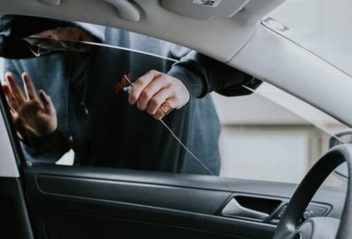 «Άνοιξαν» όχημα στο Αστέρι και πήγαν για… ρευστό στη Σκάλα