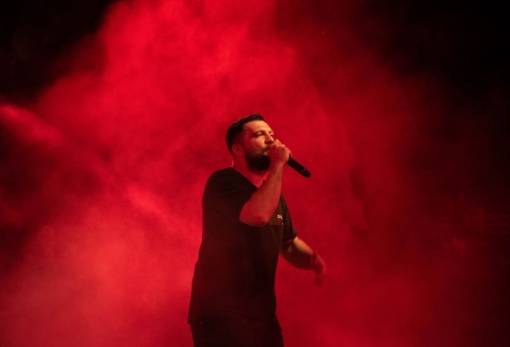 Ο Anser βάζει φωτιά στα ηχεία με το βίντεο κλιπ της «Λυπητερής»