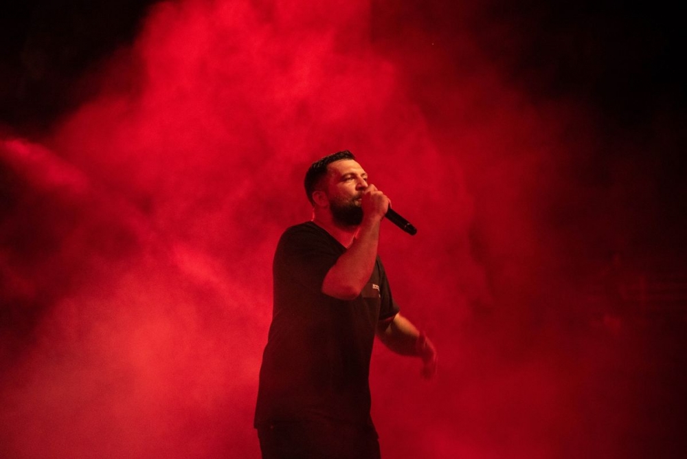 &Omicron; Anser &beta;ά&zeta;&epsilon;&iota; &phi;&omega;&tau;&iota;ά &sigma;&tau;&alpha; &eta;&chi;&epsilon;ί&alpha; &mu;&epsilon; &tau;&omicron; &beta;ί&nu;&tau;&epsilon;&omicron; &kappa;&lambda;&iota;&pi; &tau;&eta;&sigmaf; &laquo;&Lambda;&upsilon;&pi;&eta;&tau;&epsilon;&rho;ή&sigmaf;&raquo;