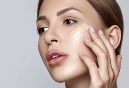 Χρησιμοποιείς foundation σε πούδρα ή υγρή μορφή;