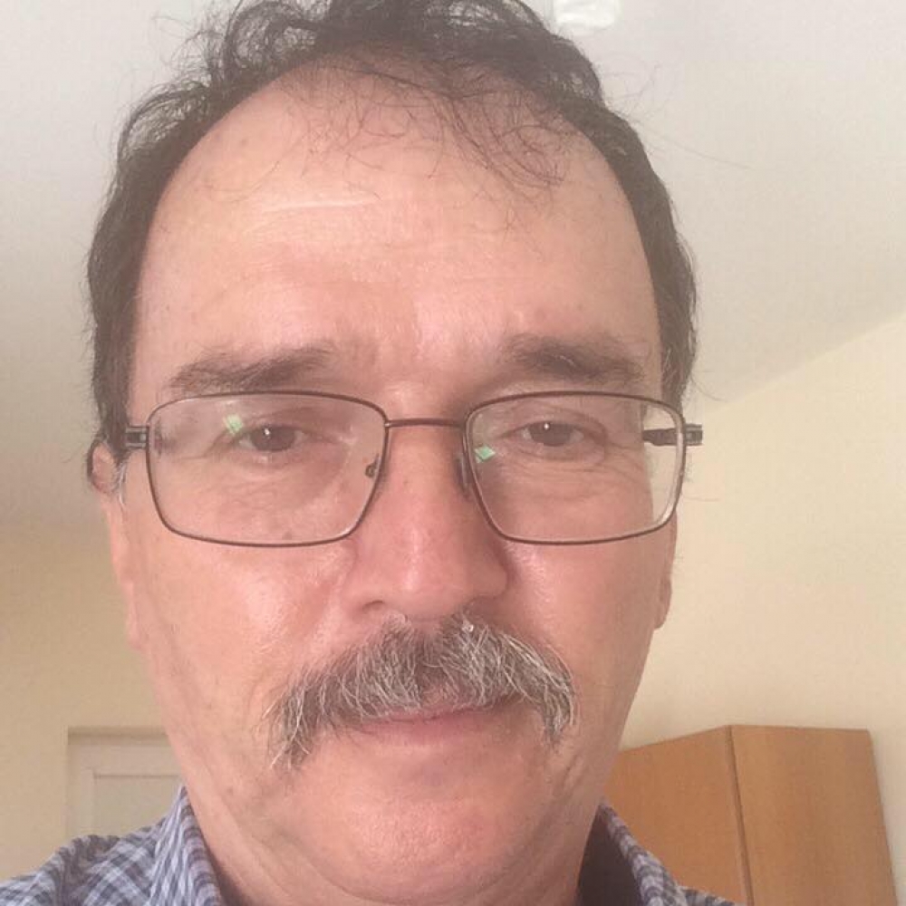 &Omicron; &Pi;&alpha;&nu;&alpha;&gamma;&iota;ώ&tau;&eta;&sigmaf; &Tau;&zeta;&omicron;&upsilon;&nu;ά&kappa;&omicron;&sigmaf; &alpha;&pi;&omicron;&chi;&alpha;&iota;&rho;&epsilon;&tau;ά &tau;&omicron;&nu; &Gamma;&iota;ώ&rho;&gamma;&omicron; &Lambda;&alpha;&mu;&pi;&rho;ό&pi;&omicron;&upsilon;&lambda;&omicron;