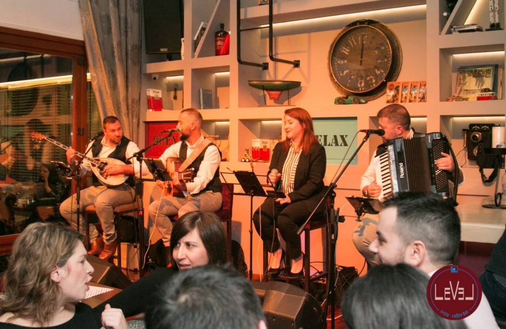 &Eta; &omicron;&rho;&chi;ή&sigma;&tau;&rho;&alpha; &Kappa;&alpha;&pi;&pi;ά&kappa;&omicron;&upsilon; &delta;ί&nu;&epsilon;&iota; &kappa;&alpha;&iota; &pi;ά&lambda;&iota; live &rho;&alpha;&nu;&tau;&epsilon;&beta;&omicron;ύ &sigma;&tau;&omicron; &laquo;Level&raquo;!