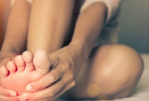 Γιατί μας πιάνουν περισσότερες κράμπες στα πόδια ειδικά το καλοκαίρι;