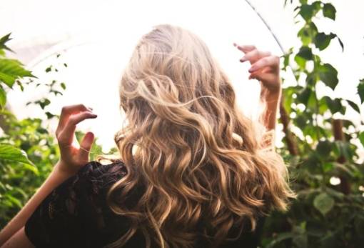 Το απόλυτο hair hack: Τα λάδια που «εκτοξεύουν» τη δύναμη του καστορέλαιου