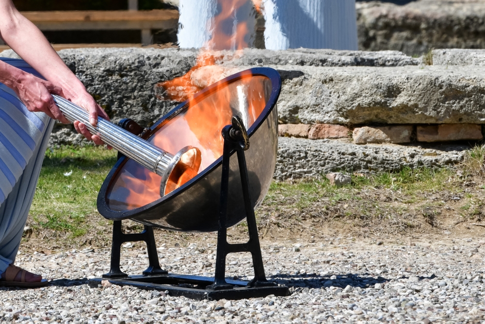 &Sigma;&tau;&iota;&sigmaf; 16 &Alpha;&pi;&rho;&iota;&lambda;ί&omicron;&upsilon; &xi;&epsilon;&kappa;&iota;&nu;ά &tau;&omicron; &tau;&alpha;&xi;ί&delta;&iota; &tau;&eta;&sigmaf; &Omicron;&lambda;&upsilon;&mu;&pi;&iota;&alpha;&kappa;ή&sigmaf; &Phi;&lambda;ό&gamma;&alpha;&sigmaf; &gamma;&iota;&alpha; &Pi;&alpha;&rho;ί&sigma;&iota;