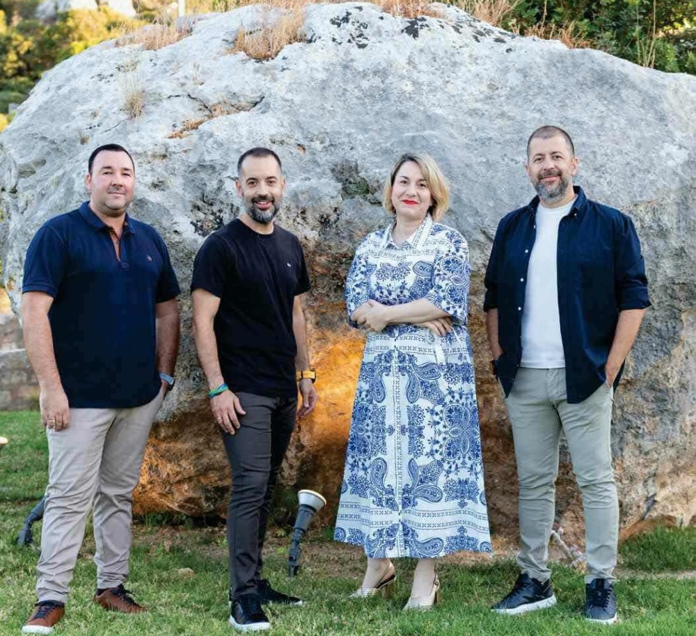 &Mu;&epsilon; &laquo;&Gamma;&rho;&alpha;&mu;&mu;έ&sigmaf;&raquo; &tau;&omicron; &pi;&alpha;&nu;&eta;&gamma;ύ&rho;&iota; &tau;&omicron;&upsilon; &Alpha;ϊ-&Lambda;&iota;ό&sigmaf; &sigma;&tau;&omicron;&upsilon;&sigmaf; &Gamma;&omicron;&rho;ά&nu;&omicron;&upsilon;&sigmaf;