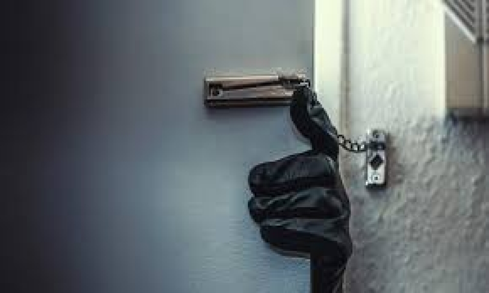 Έ&lambda;&epsilon;&iota;&psi;&alpha;&nu; &sigma;&tau;&omicron; &pi;&alpha;&nu;&eta;&gamma;ύ&rho;&iota;, &laquo;&chi;ό&rho;&epsilon;&psi;&alpha;&nu;&raquo;&hellip; &tau;&alpha; &sigma;&pi;ί&tau;&iota;&alpha;