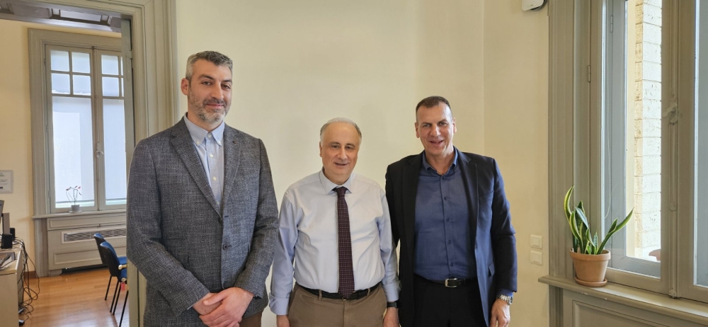 &Sigma;&tau;&omicron;&nu; &pi;&rho;ό&epsilon;&delta;&rho;&omicron; &tau;&omicron;&upsilon; &Pi;&rho;ά&sigma;&iota;&nu;&omicron;&upsilon; &Tau;&alpha;&mu;&epsilon;ί&omicron;&upsilon; &eta; &Delta;&eta;&mu;&omicron;&tau;&iota;&kappa;ή &Alpha;&rho;&chi;ή &Sigma;&pi;ά&rho;&tau;&eta;&sigmaf;