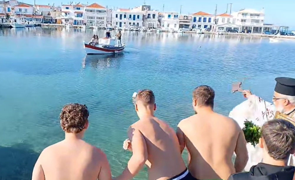 &Eta;&lambda;&iota;ό&lambda;&omicron;&upsilon;&sigma;&tau;&alpha; &tau;&alpha; &Theta;&epsilon;&omicron;&phi;ά&nu;&epsilon;&iota;&alpha; &sigma;&tau;&eta;&nu; &Epsilon;&lambda;&alpha;&phi;ό&nu;&eta;&sigma;&omicron;