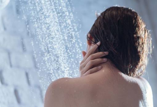 Καυτό μπάνιο: Γιατί δεν κάνει καλό στα μαλλιά και στο δέρμα;