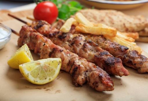 Σουβλάκια: Θα φτάσουν μέχρι και τα 5 ευρώ λόγω αυξήσεων στο κρέας