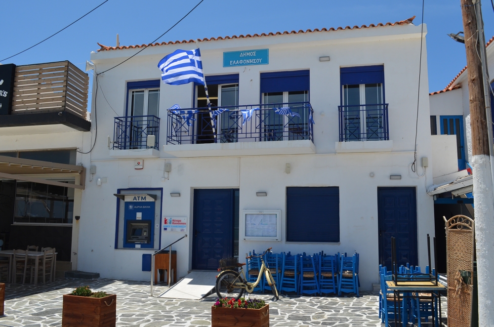 &Sigma;&tau;&omicron; &sigma;&upsilon;&mu;&beta;&omicron;&lambda;&iota;&kappa;ό &kappa;&lambda;&epsilon;ί&sigma;&iota;&mu;&omicron; &tau;&omega;&nu; &delta;ή&mu;&omega;&nu; &kappa;&alpha;&iota; &eta; &Epsilon;&lambda;&alpha;&phi;ό&nu;&eta;&sigma;&omicron;&sigmaf;