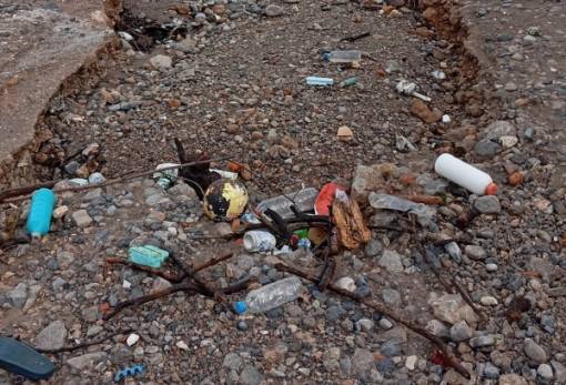 «Ξέβρασαν»… απερισκεψία τα ορμητικά νερά στο Κυπαρίσσι