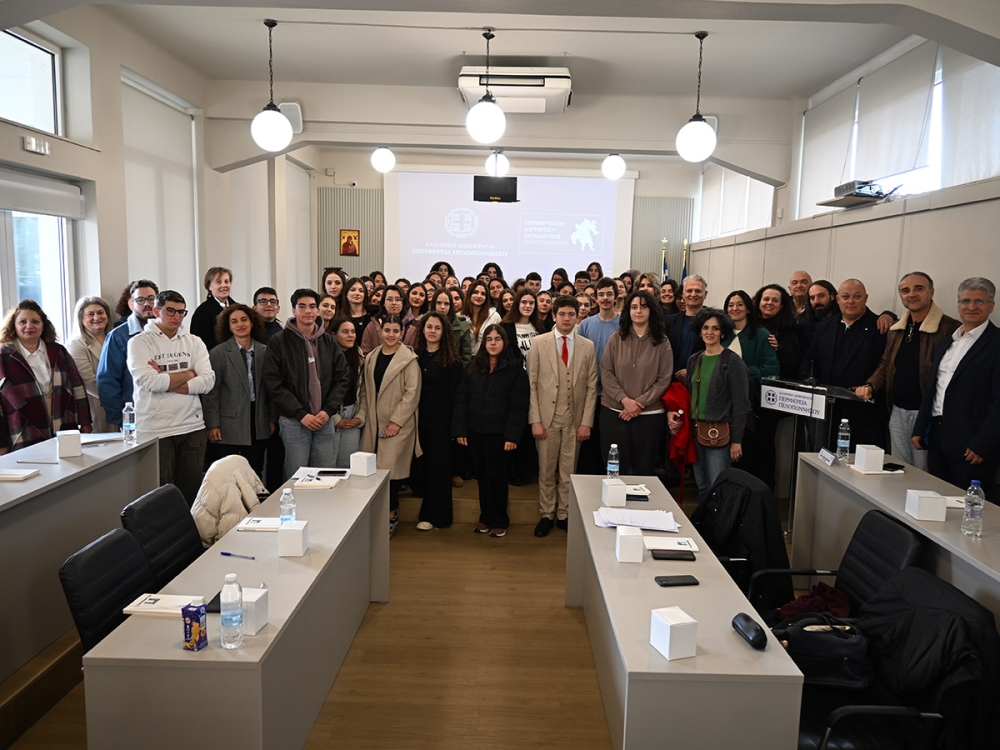 &Alpha;&pi;ό &tau;&alpha; &theta;&rho;&alpha;&nu;ί&alpha; &sigma;&tau;&alpha; έ&delta;&rho;&alpha;&nu;&alpha; &tau;&omega;&nu; &alpha;&pi;&omicron;&phi;ά&sigma;&epsilon;&omega;&nu; &eta; &nu;έ&alpha; &gamma;&epsilon;&nu;&iota;ά &tau;&eta;&sigmaf; &Pi;&epsilon;&lambda;&omicron;&pi;&omicron;&nu;&nu;ή&sigma;&omicron;&upsilon;