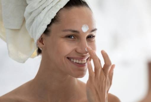 Λιπαρή επιδερμίδα: Τα απαραίτητα βήματα στην ρουτίνα ομορφιάς σου