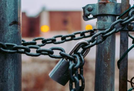 Μάκαρης: «Σχολεία που κλείνουν, χωριά που σβήνουν στην Πελοπόννησο»