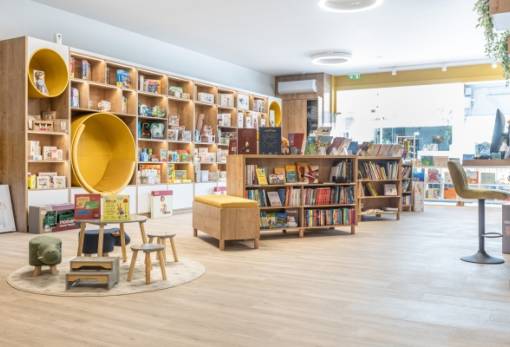 Η Κουκουβάγια ανοίγει τα φτερά της