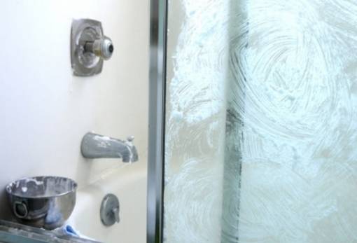 Πώς θα καθαρίσεις τα άλατα από τα τζάμια της ντουζιέρας