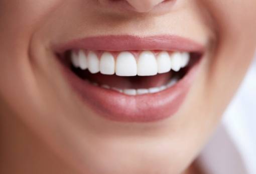 5 tips για να κάνεις ακόμα πιο λαμπερό το χαμόγελό σου