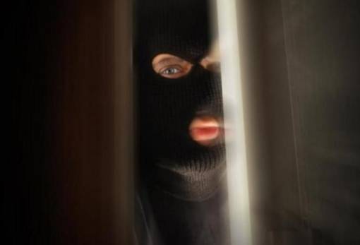 Τρόμος στο Περιστέρι Λακωνίας: Κουκουλοφόροι λήστεψαν ζευγάρι