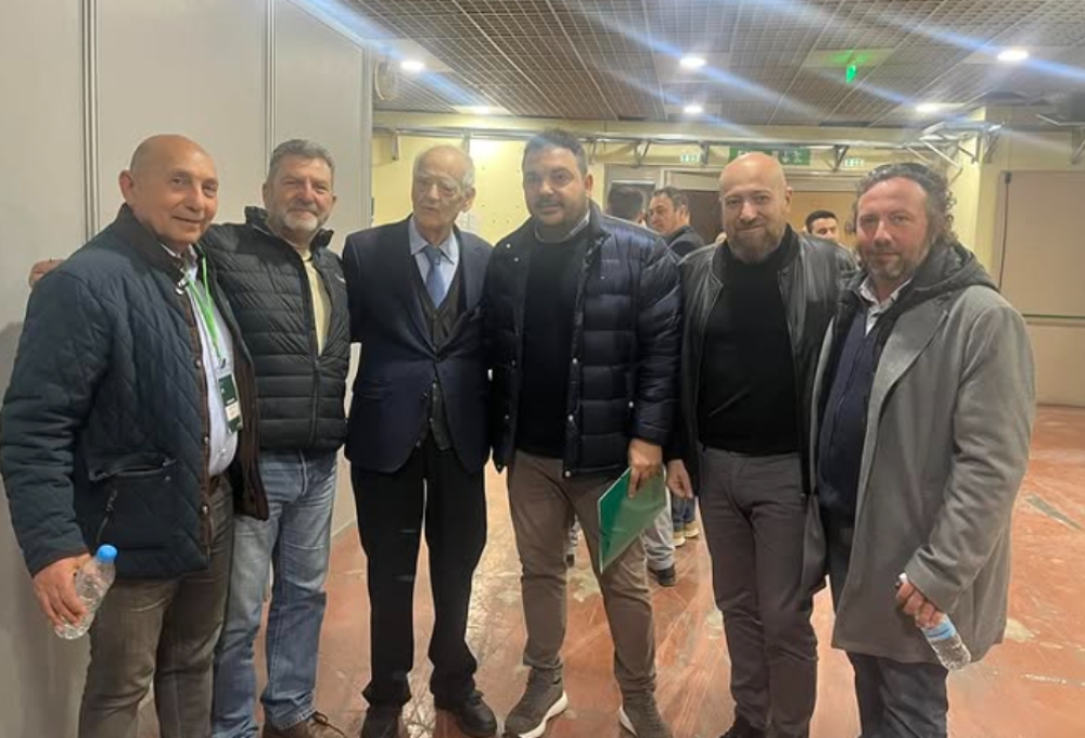 &Iota;&sigma;&chi;&upsilon;&rho;ό &lambda;&alpha;&kappa;&omega;&nu;&iota;&kappa;ό &pi;&alpha;&rho;ώ&nu; &sigma;&tau;&omicron; &sigma;&upsilon;&nu;έ&delta;&rho;&iota;&omicron; &tau;&omega;&nu; &laquo;&pi;&rho;&alpha;&sigma;ί&nu;&omega;&nu;&raquo;