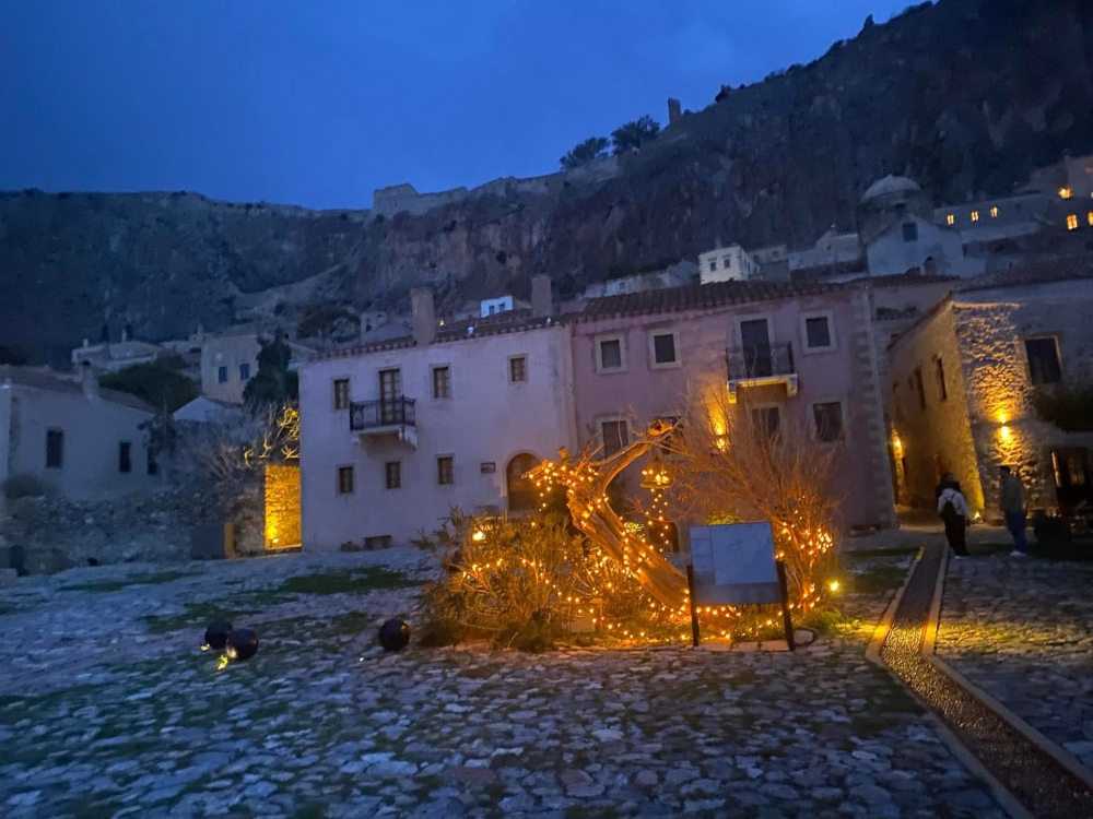 &Sigma;&tau;&omicron;&lambda;ί&zeta;&epsilon;&iota; &tau;&omicron; &delta;έ&nu;&tau;&rho;&omicron; &tau;&eta;&sigmaf; &sigma;ή&mu;&epsilon;&rho;&alpha; &eta; &Lambda;έ&sigma;&chi;&eta; &Phi;&iota;&lambda;ί&alpha;&sigmaf; &Mu;&omicron;&nu;&epsilon;&mu;&beta;&alpha;&sigma;ί&alpha;&sigmaf;