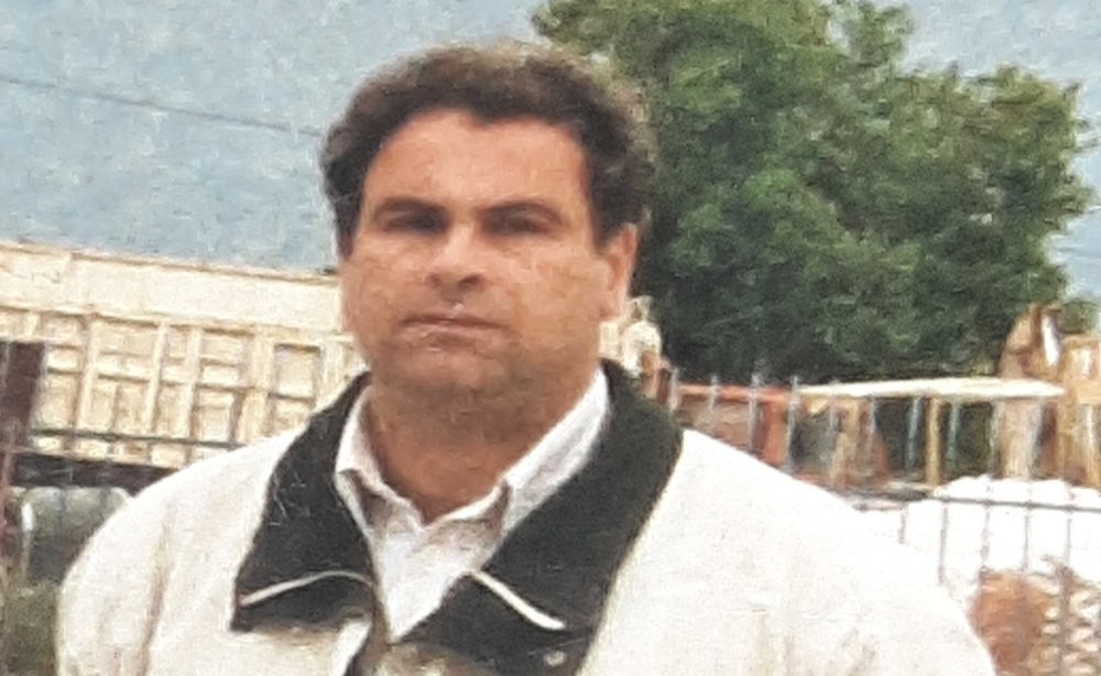 &Lambda;ύ&gamma;&iota;&sigma;&epsilon; &chi;ά&nu;&omicron;&nu;&tau;&alpha;&sigmaf; &tau;&eta; &mu;&omicron;&nu;&alpha;&delta;&iota;&kappa;ή &laquo;&mu;ά&chi;&eta;&raquo; &omicron; &pi;&omicron;&delta;&omicron;&sigma;&phi;&alpha;&iota;&rho;ά&nu;&theta;&rho;&omega;&pi;&omicron;&sigmaf; &Iota;. &Kappa;&omicron;&lambda;&lambda;&iota;ά&kappa;&omicron;&sigmaf;