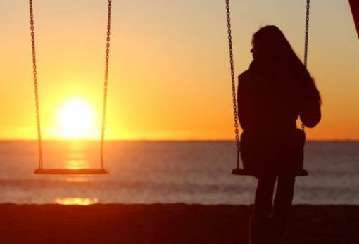 Τετραπλάσια η μοναξιά που νιώθουν οι νέοι με την πανδημία