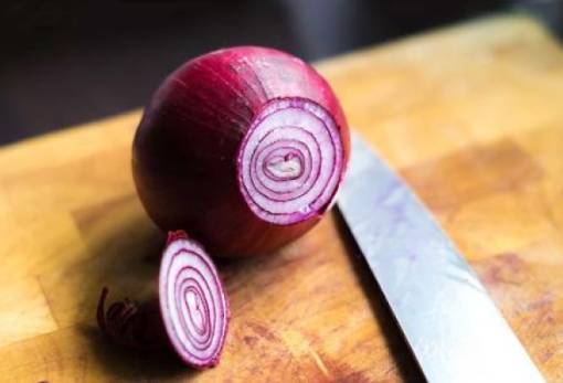 Ο τρόπος να κόβεις το κρεμμύδι για να μην κλαις