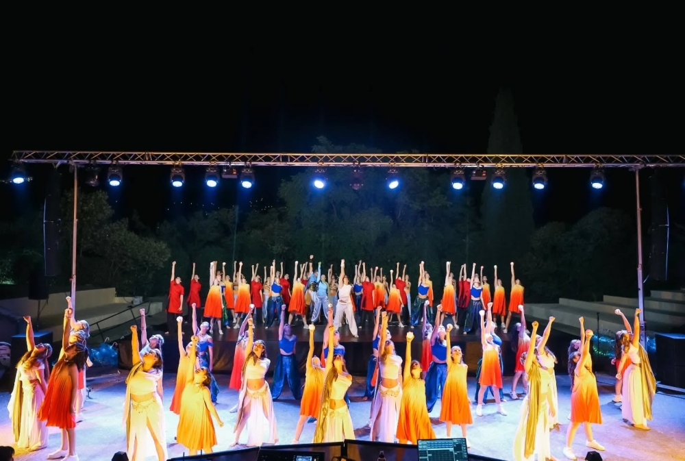 &Sigma;&chi;&omicron;&lambda;ή &chi;&omicron;&rho;&omicron;ύ &laquo;DC ELITE ARTS&raquo;: &Phi;ά&rho;&omicron;&sigmaf; &pi;&omicron;&lambda;&iota;&tau;&iota;&sigma;&mu;&omicron;ύ &kappa;&alpha;&iota; &tau;&alpha;&lambda;έ&nu;&tau;&omicron;&upsilon; &sigma;&tau;&eta; &Sigma;&pi;ά&rho;&tau;&eta;