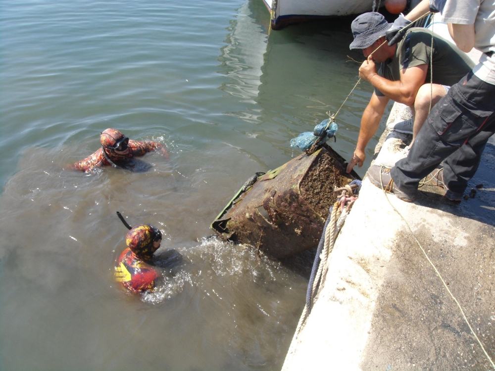 &laquo;&Alpha;&nu;ά&sigma;&alpha;&nu;&epsilon;&raquo; &alpha;&pi;ό &tau;&eta; &sigma;&alpha;&beta;&omicron;ύ&rho;&alpha; &tau;&omicron; &alpha;&lambda;&iota;&epsilon;&upsilon;&tau;&iota;&kappa;ό &kappa;&alpha;&tau;&alpha;&phi;ύ&gamma;&iota;&omicron; &sigma;&tau;&eta; &Nu;&epsilon;ά&pi;&omicron;&lambda;&eta; (&Phi;&Omega;&Tau;&Omicron;)