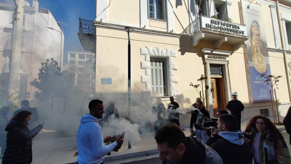 &laquo;&Kappa;ά&pi;&nu;&iota;&sigma;&alpha;&nu;&raquo; &tau;&eta;&nu; &Tau;&rho;ί&pi;&omicron;&lambda;&eta; &omicron;&iota; &delta;&iota;&alpha;&mu;&alpha;&rho;&tau;&upsilon;&rho;ό&mu;&epsilon;&nu;&omicron;&iota; &mu;&epsilon;&lambda;&iota;&sigma;&sigma;&omicron;&kappa;ό&mu;&omicron;&iota;