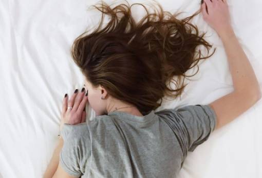 Αυτές είναι οι τροφές που «μπλοκάρουν» τον ύπνο μας