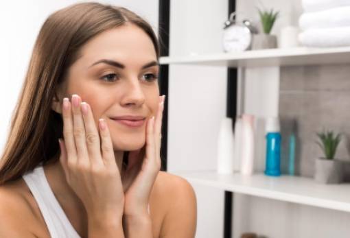 3 λόγοι που η επιδερμίδα έχει χάσει τη φυσική λάμψη της