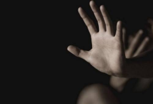 Σοκ στις Αιγιές: Τη βίασε ενώ έκανε μπάνιο