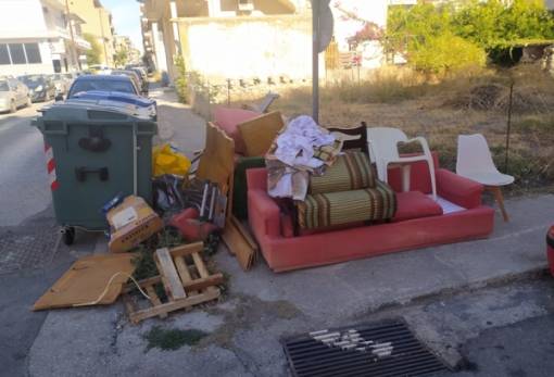 Το δικό σας σχόλιο: Οικοσκευή στο πεζοδρόμιο!